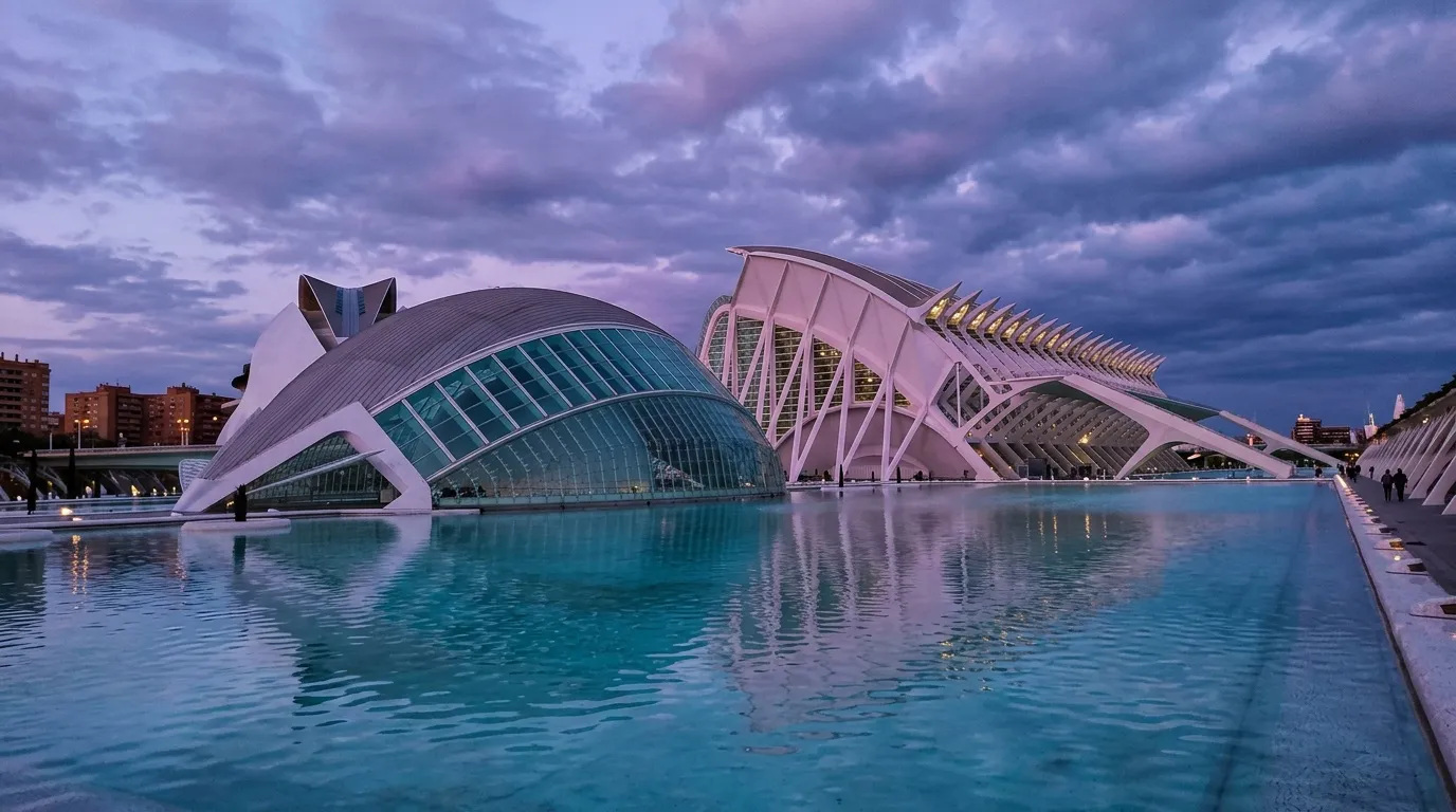Architecture futuriste blanche et turquoise au crépuscule