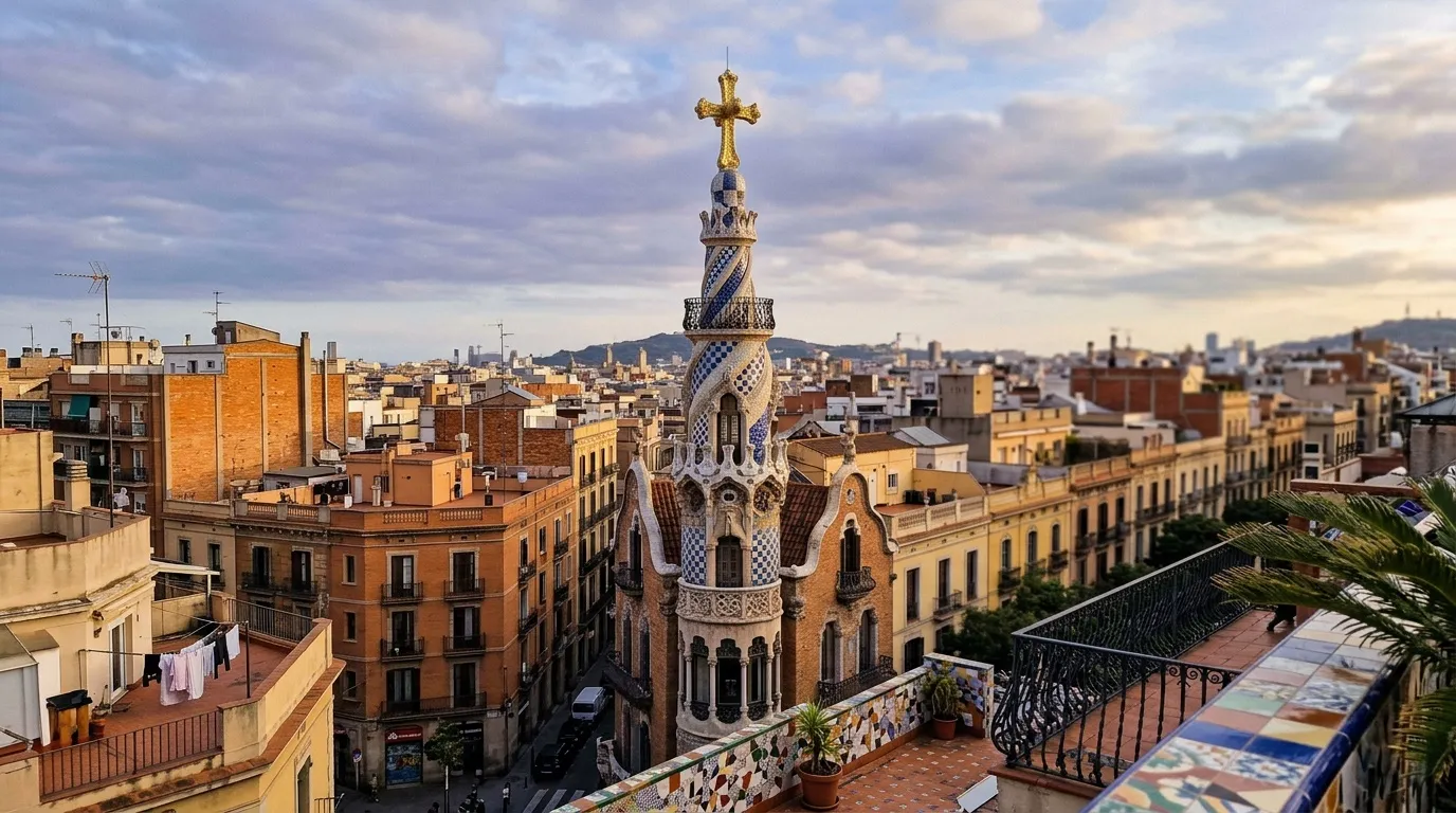 Tour ornementale de Gaudí dominant les toits de Barcelone.