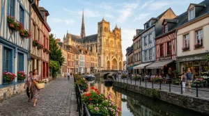 Rue pavée médiévale avec cathédrale gothique et canal à Amiens