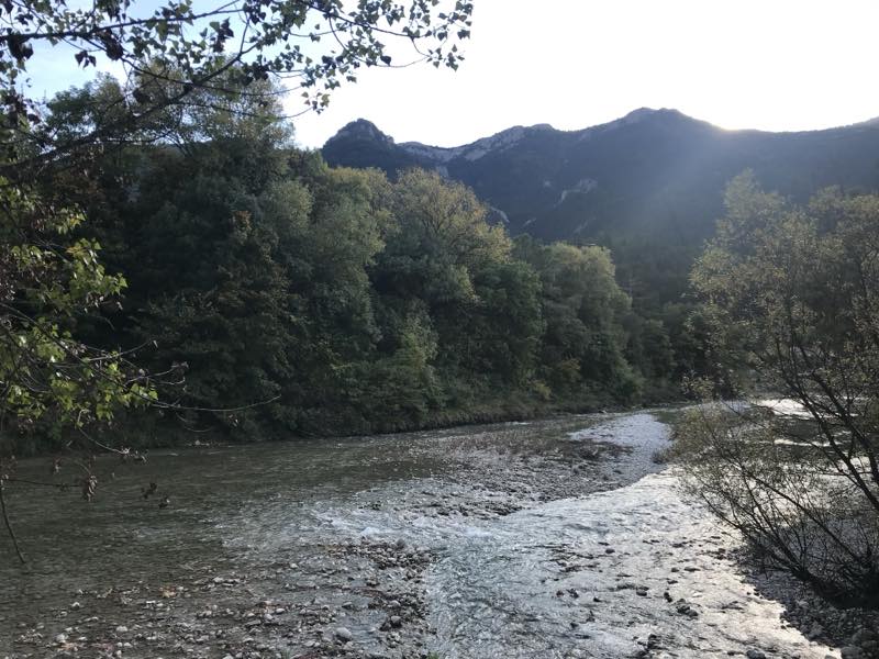 La rivière Drôme aux abords de Die, entre falaises et forêt