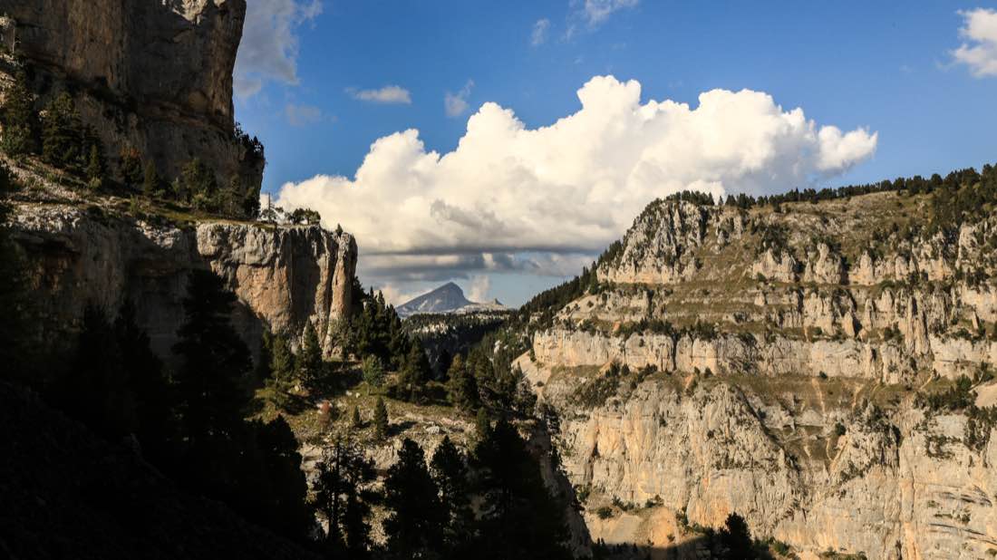 Le cirque d'Archiane et ses falaises calcaires dans le Vercors