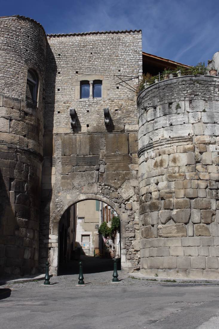 La Porte Saint-Marcel, porte romaine fortifiée de la ville de Die