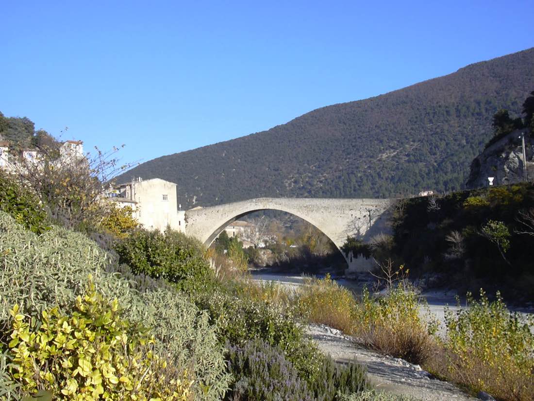 Le pont roman de Nyons enjambant l'Eygues