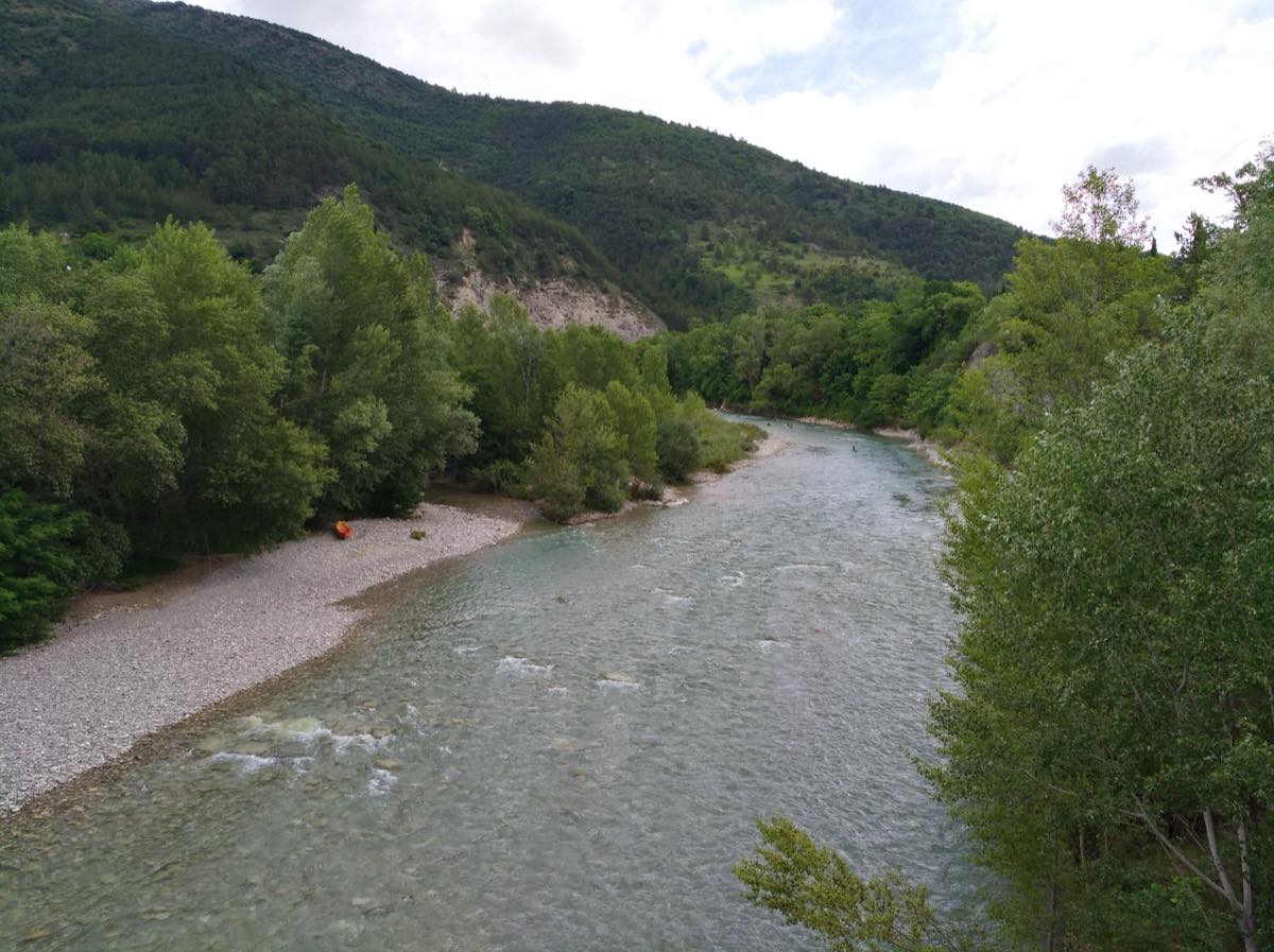 La rivière Drôme à Saillans, plage de galets et baigneurs